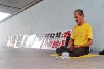 En 70-årig singaporean, Chua Eng Chwee, arresterades i förra veckan enligt en ny lag i Singapore inför de kommande APEC-mötena. (Foto: Sun Mingguo/The Epoch Times)
