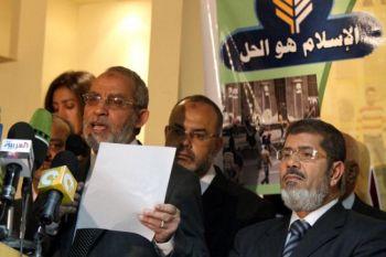 Ledaren för Egyptens Muslimska brödraskap, Mohammed Badie (t v), håller presskonferens (Foto: Khaled Desouki/AFP/Getty Images)