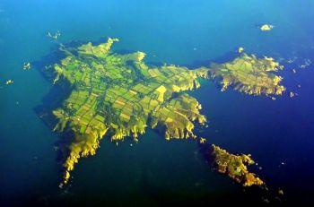 En flygbild av Sark, en av öarna i Engelska kanalen. (Foto från Wikimedia Commons)
