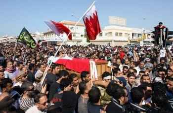 Protesterande Shiamuslimer i Bahrain bär kistan med en kamrat som dog av skadorna han fick dagen innan i en sammandrabbning med polisen. Begravningen ägde rum i staden Jidhafs nära huvudstaden Manama den 15 februari. (Foto: Adam Jan/AFP/Getty Images)