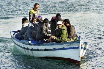En båt full med invandrare kommer in till hamnen på den italienska ön Lampedusa den 20 februari. Över 5000 tunisiska invandrare har anlänt till Italien sedan ett uppror avsatte Tunisiens president i januari. (Foto: Roberto Salomone/AFP/Getty Images) 