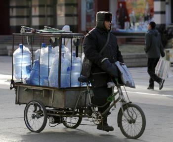 Mineralvattenleverans i Peking, 29 december 2010. Kinas kranvattenkvalitet fördes på tal under världsvattendagen. Enligt rapporter och uttalanden från experter står landet inför en dricksvattenkris. (Foto: Liu Jin/Getty Images)
