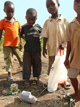 Tro det eller ej, dessa ghananesiska medelklasspojkar, täckta av smuts tidigt på eftermiddagen, var skinande rena i morse. (Zoe Ackah/Epoch Times)
