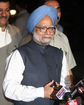 Indiens premiärminister Manmohan Singh talar till journalister efter förtroendeomröstningen i parlamentet i New Delhi i förra veckan. (Raveedran/AFP/Getty Images)