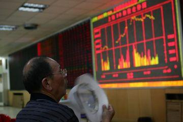 En investerare bevakar utvecklingen för ett aktieindex den 3 juli 2008 i Changchun i Jilinprovinsen i Kina. Analytiker menar att kaos väntar på den kinesiska börsen. (Foto: China Photos/Getty Images)
