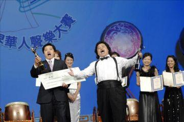 Ming Hong (till höger) vann guldpriset och Qian Long fick silver. Här firar de med ett spontant utbrott av "O Sole Mio". (Foto: Epoch Times)
