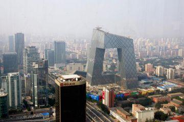 Den kinesiska statstelevisionen CCTV:s högkvarter i Peking dominerar omgivningen. (Foto: China Photos/Getty Images)
