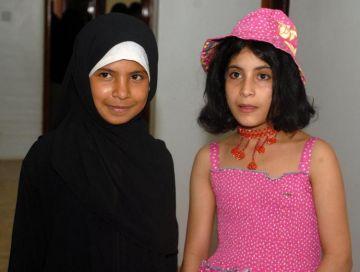 Flickorna Nujood Ali (till vänster i bild) och Arwa, poserar för kameran. De firar sina skilsmässor som domstolen i Jemen beviljat dem. (Khaled Fazaa/AFP/Getty Images)