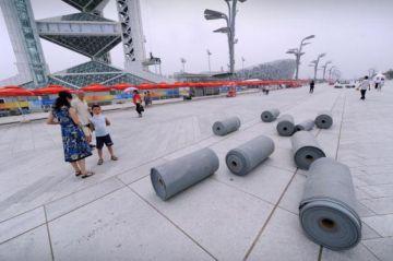 Besökare i den olympiska parken i Peking. Den överdrivna säkerheten, som kommunistpartiet skrutit med som sin första prioritet, ledde till att reklampaviljongerna i princip helt stängdes för allmänheten. (Foto: Peter Parks/AFP/Getty Images)
