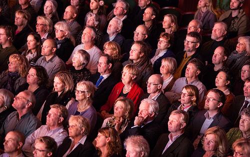 Många hade kommit för att se Shen Yuns föreställning i Stockholm den 6 april. (Foto: Roger Luo, Epoch Times)
