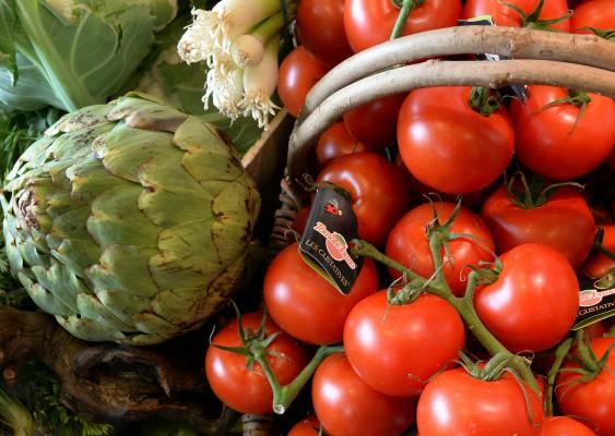 Tomater, sojabönor, linfrö, råg, grönt te och granatäpplejuice är några exempel på livsmedel som kanske kan ha en viss skyddande effekt mot cancer. Samtidigt verkar det som om överskott på kött, animaliskt fett och mejeriprodukter kan öka risken för prostatacancer, enligt Cancerfonden. 
