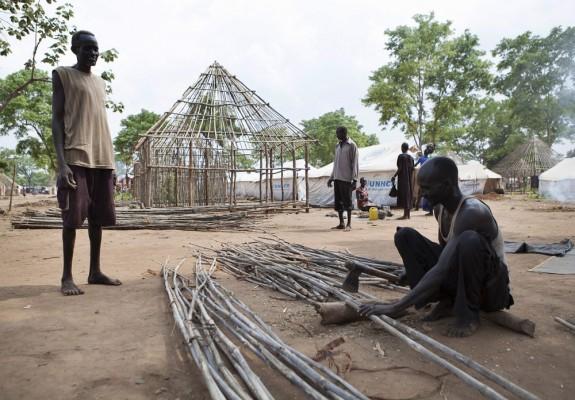 En flykting från Sydsudan bygger ett skydd den 10 juli, 2014, vid Kule för sina landsmän som kommer till Pagaks gränsövergång mot Etiopien vid Gambella.  (Foto: Zacharias Abubeker / AFP /Getty Images)