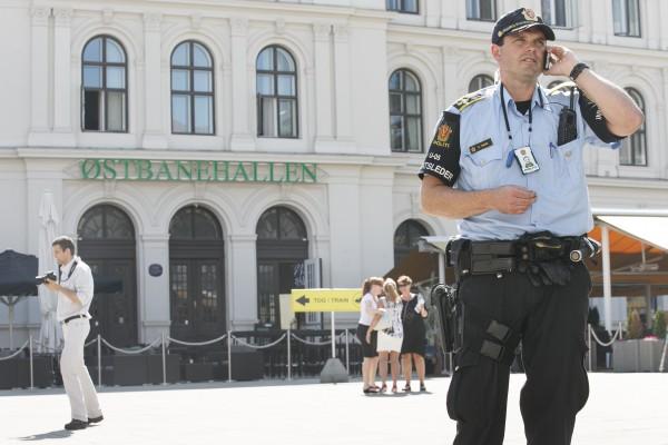 En beväpnad polis patrullerar vid centralstationen i Oslo på grund av möjligt terrorhot. (Foto: Heiko Junge / AFP /Getty Images)
