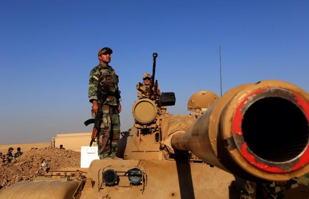 Irakisk-kurdiska Peshmegasoldater vid en stridsvagn i frontlinjen vid Khazer, 40 km väster om Arbil, huvudstaden i den autonoma kurdiska regionen i norra Irak. 8 augusti. (Foto: Safin Hamed / AFP/ Getty Images)