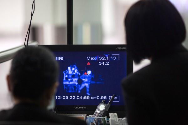 Datorer användes för att känna av folks kroppstemperatur på en flygplats under fågelinfluensan i östra Kina, i december 2013. Spioner med kopplingar till några av Kinas största cyberspionage kampanjer använder det försvunna malaysiska flygplanet MH370 för att infektera regeringars och tankesmedjors datorer. (Foto: Lam Yik / Getty Images)