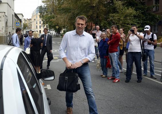 Den ryske oppositionsaktivisten Aleksej Navalnyj lämnar domstolsbyggnaden i Moskva den 14 augusti 2014 efter första utfrågningen i rättegången där han anklagades för att ha lurat franska kosmetikaföretaget Yves Rocher på mer än en halv miljon euro. (Foto: Alexander Nemenov /AFP /Getty Images)
