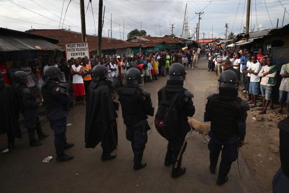 Liberianska säkerhetstyrkor sätter slumområden i Monrovi, Liberia, i karantän den 20 augusti. Ebola viruset har dödat fler än 1200 människor i fyra afrikanska länder varav flest från Liberia. (Foto: John Moore/Getty Images)
