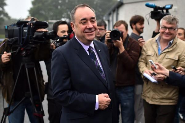 Skottlands premiärminister Alex Salmond talar till pressen efter att ha lagt sin röst för Skottlands självständighetsfolkomröstning i en vallokal i Aberdeenshire, den 18 september 2014. (Foto: Ben Stansall/AFP/Getty Images)
