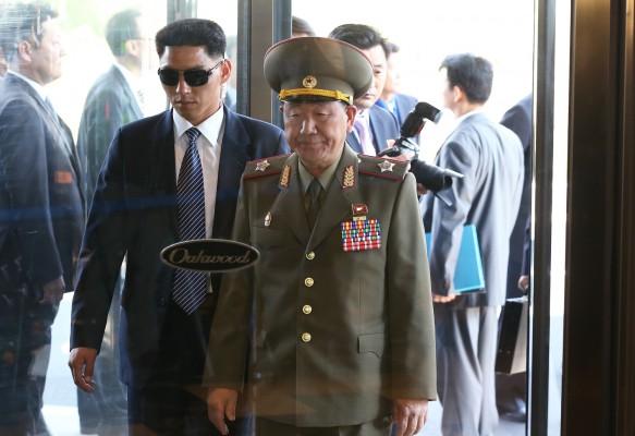 Hwang Pyong-So som är vice ordförande i Nordkoreas kommission för det nationella försvaret, anlände till Oakwood hotell  i Incheon, Sydkorea, den 4 oktober 2014. (Foto: Chung Sung-Jun/Getty Images)