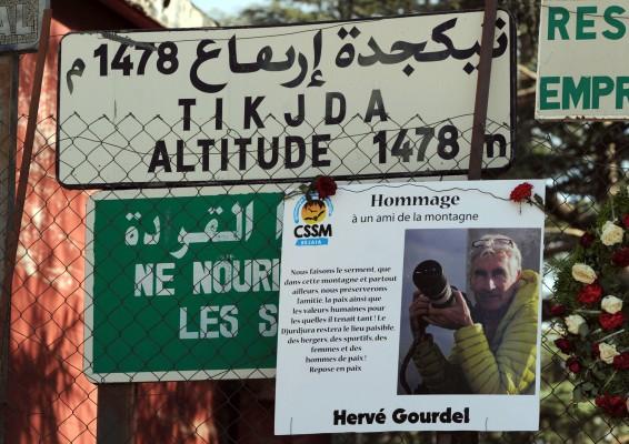 Bilden på den 55-årige franska turistguiden Hervé Gourdel, som kidnappades den 21 september 2014i Djurdjura nationalparken, Algeriet, och dödades tre dagar senare av en grupp med kopplingar till Islamiska statens jihadister, hänger bredvid en vägskylt, då hans vänner höll en minnesstund den 10 oktober 2014 i Bouira, söder om området där han kidnappades. (Foto: Farouk Batiche/AFP/Getty Images)

