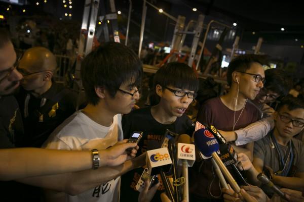 Studentledaren Joshua Wong (mitten) talar under en presskonferens på protestområdet den 11 oktober 2014 i Hongkong. (Foto: Paula Bronstein / Getty Images)
