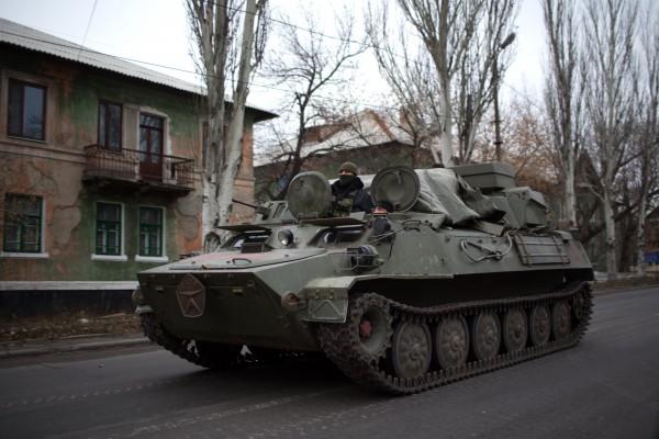 En pansarbandvagn (APC) rullar utmed en huvudgata i området nära byn Torez, öster om Donetsk i östra Ukraina den 12 november. FN:s säkerhetsråd kommer att hålla ett krismöte den 12 november efter rapporter om Rysslands senaste militära intrång i Ukraina. (Foto: Menahem Kahana / AFP / Getty Images)
