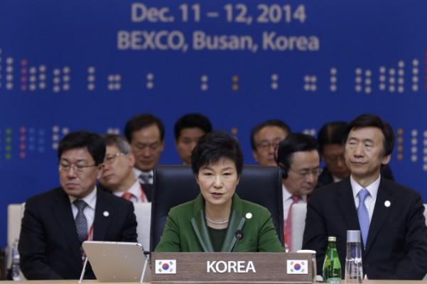Presidenter och premiärministrar från länder som är med i den sydostasiatiska gruppen ASEAN poserar för en gruppbild i Busan, Sydkorea, 12 december 2014. En cyberspionagegrupp som riktat in sig på ASEAN-länderna avslöjades nyligen av säkerhetsföretaget FireEye. (JUNG YEON-JE/AFP/Getty Images) 