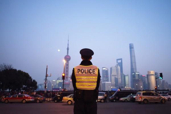 En polis övervakar trafiken på platsen för den stora trängselolyckan i Shanghai den 3 januari 2015. (Foto: Wang Zhao/AFP/Getty Images)
