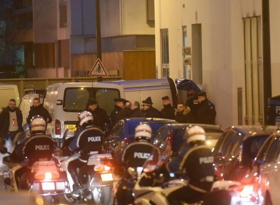 Poliser evakuerar döda kroppar vid kontoret för den franska satiriska tidningen Charlie Hebdo på rue Nicolas Appert den 7 januari 2015 i Paris, Frankrike. Beväpnade män stormade kontoret och dödade tolv personer, däribland två poliser, enligt franska tjänstemän. (Foto: Antoine Antoniol / Getty Images)
