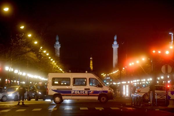 Poliser patrullerar gatorna i Paris efter gisslandramat i en judisk supermarket vid Port de Vincennes den 9 januari 2015 i Paris, Frankrike. (Foto: Antoine Antoniol / Getty Images).
