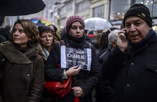 En kvinna håller upp en skylt med texten "Je suis Charlie" (jag är Charlie) framför franska konsulatet i Istanbul 10 januari, 2015. Det var en av alla demonstrationer som ägde rum efter att tolv personer dödats på tidningen Charlie Hedbo. (Bülent KILIC / AFP / Getty Images)
