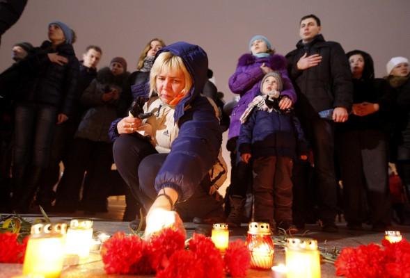 Människor tänder ljus på Självständighetstorget i Kiev den 24, 2015 för att sörja de människor som dog till följd av beskjutningen i den Ukrainska staden Mariupol. Minst 27 personer dog i en raketattack mot Ukrainas strategiska hamn Mariupol efter det att rysk-stödda rebellerna förkastade fredssamtalen, meddelades från borgmästarens kontor. (Foto: Yury Kirnichny / AFP / Getty Images)
