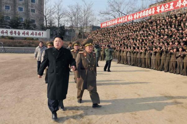 Denna odaterade bild från Nordkoreas officiella nyhetsbyrå, Korean Central News Agency (KCNA) den 12 januari 2014, visar Nordkoreas ledare Kim Jong-Un (längst fram till vänster), inspekterande koreanska folkarméns (KPA) enhet 534. (Foto: KNS/AFP/Getty Images).