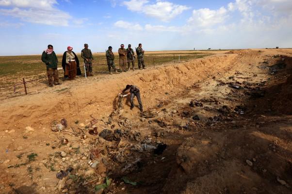En massgrav förmodligen med Yazidifolkets medlemmar. Omkring 25 personer fanns där när en peshmergasoldat letade efter vapen med mera som IS lämnat efter sig. 3 februari 2015. (Foto: Safin Hamaed / AFP /Getty Images)