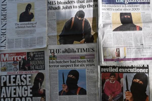 Flera Brittiska tidningars front-sidor med rubriker gällande IS dåd i Syrien. (Foto: Daniel SorabjiAFP/Getty Images)

