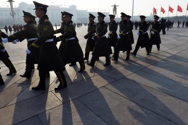 Paramilitär polis patrullerar Himmelska fridens torg i Peking, 13 mars 2015. Det kinesiska lagstyret är så svagt att vissa lokalregeringar och till och med kommunistpartiorganisationer är fulla med organiserad brottslighet. (Foto: Greg Baker/AFP/Getty Images)