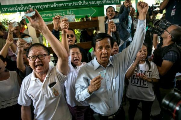 Arga människor skriker åt polisen och tjänstemän för att de inte kunnat rösta i Bangkok, Thailand, den 2 februari 2014. (Foto: Paula Bronstein/Getty Images)