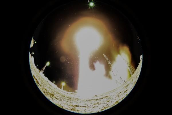 För en månad sedan den 28 mars sköts det ryska rymdskeppet Soyuz TMA-16M upp till  den Internationella rymdstationen ISS med USA-astronauten Scott Kelly och ryska cosmonauterna Gennady Padalka och Mikhail Kornienko. Förnödenheter skickades upp senare och den 29 april meddelades att den farkosten var förlorad och faller mot jorden. Foto: Kirill Kudryavtsev /AFP /Getty Images
