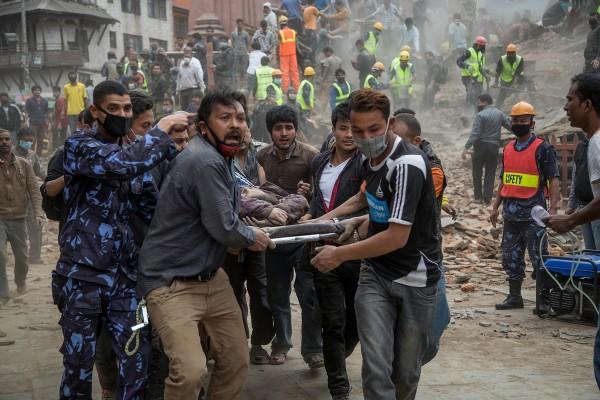 Räddningsarbetare bär ett offer som skadades då Dhararatornet kollapsade i Katmandu i Nepal den 25 april. En kraftig jordbävning drabbade Nepal på lördagsmorgonen. (Foto: Omar Havanna / Getty Images)
