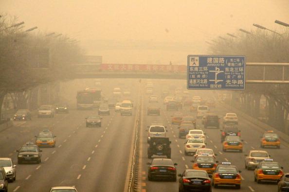 Byggnader höljda i smog i Peking den 26 februari 2014. Forskare i Kina har liknat landets smogsituation vid en "atomvinter". 