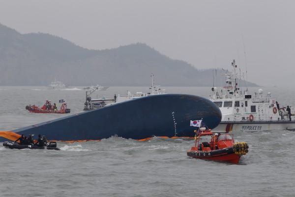 Sydkoreanska kustbevakningen och räddningsteam söker efter saknade passagerare på platsen för den sjunkna färjan utanför ön Jindo den 17 april 2014 i Jindo-gun, Sydkorea. Minst sex personer rapporteras ha dött, och 290 saknas fortfarande. (Foto: Chung Sung-Jun/Getty Images)
