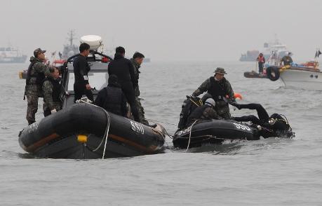 Sydkoreanska flottans dykare söker efter saknade passagerare vid den sjunkna färjan vid Jindoön  den 19 april. (Foto: Chung Sung-Jun/Getty Images)