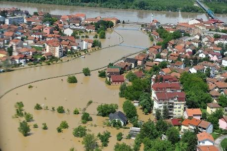 Flygbilden visar ett översvämmat område nära staden Brcko i norra Bosnien den 18 maj. Det är den värsta översvämningen på årtionden. (Foto: Elvis Barukcic / AFP/Getty Images)