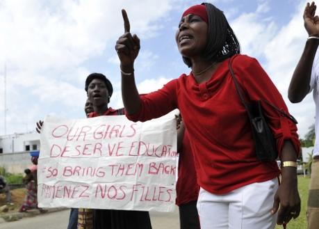 Samma dag, 19 maj, som bilbomberna sprängdes fortsatte demonstrationer för att få de kidnappade flickorna fria. Mötet var organiserat av en organisation för mänskliga rättigheter i Abidjan. (Foto: Sia Kambou / AFP/ Getty Images)