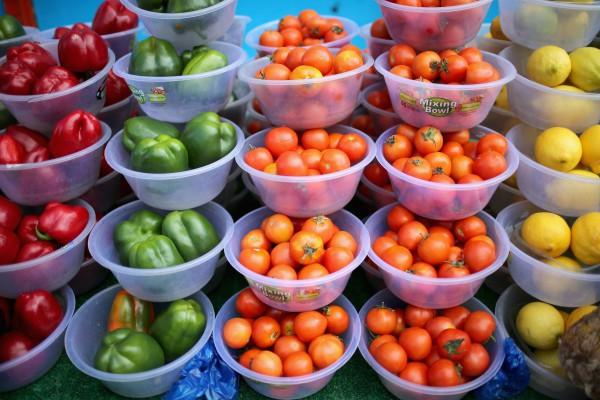 Grönsaker och frukter som är till salu visas på en marknad i London, den 23 maj. (Foto: Christopher Furlong/Getty Images)