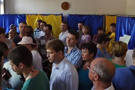En ström av människor väntar på sin tur att få rösta fram en president i en vallokal i Kiev, Ukraina. (Foto: Dan Kitwood/Getty Images)