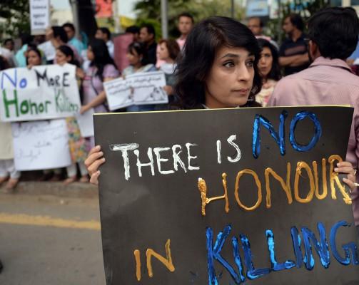 Pakistanska människorättsaktivister demonstrerade i Islamabad den 29 maj 2014 mot dödandet av en gravid kvinna som slogs ihjäl av sin egen familj, i ett så kallat hedersmord. (Foto: Aamir Qureshi / AFP / Getty Images)