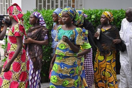 Ingen bild från de senaste händelserna men vi kan rapportera att 28 skolflickor som flytt från kidnapparna Boko Haram i byn Chibok kom till regeringsbyggnaden för att tala med guvernör Kashim Shettima i Maiduguri den 2 juni 2014. Fortfarande saknas över 200 elever och invånarna protesterar. Protester förbjöds i Abuja, Nigerias huvudstad, den 2 juni.(Foto: STR / AFP / Getty Images)