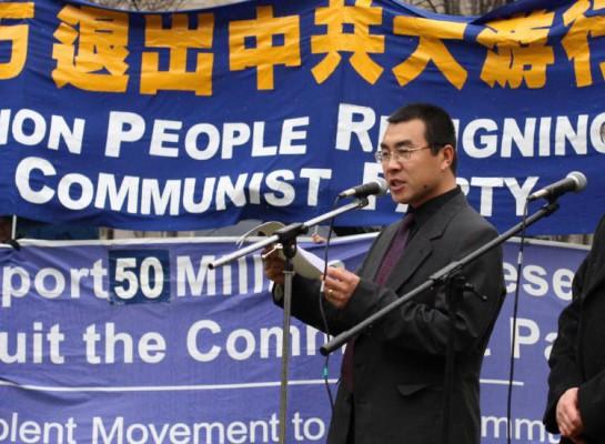 Före detta agenten Li Fengzhi, firade med 50 miljoner andra kineser sitt avhopp från det kinesiska kommunistpartiet (KKP). (Lisa Fan/Epoch Times)
