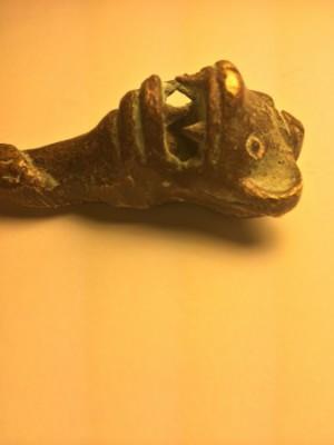 En indiansk relik hittad i källaren av imgur.com-användaren 'mbasson' (Foto av användaren imgur.com)
